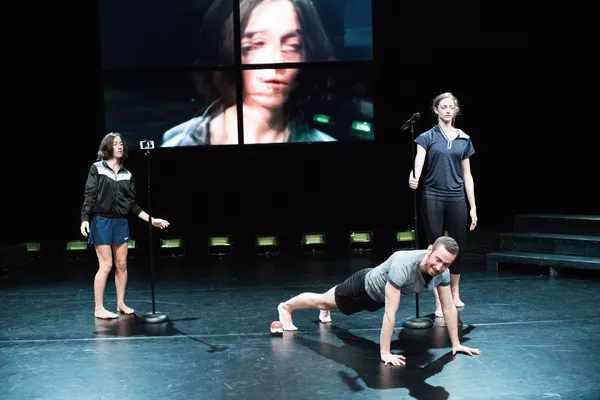 The Very Moment (Sahra Huby, Quindell Orton, Maxwell McCarthy, Taeyeon Kim, Robin Rohrmann). Foto: Gabriela Neeb. The Very Moment (Sahra Huby, Quindell Orton, Maxwell McCarthy, Taeyeon Kim, Robin Rohrmann). Foto: Gabriela Neeb.