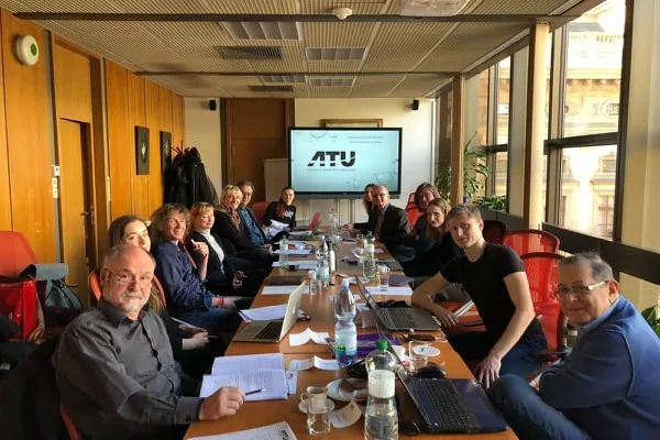 Účastníci konference (zleva): A. Schneider (TCP), A. Knollová (NDM), J. Pokorný (DJKT), M. Mikanová (DFXŠ), M. Štípa (MDOL), M. Rypan (ND), L. Svidró (PKB), I. Musilová (TKB), J. Slavický (TKP), L. Slavický (JDČB), L. Hayashi (TA), M. Kolda (Art4People), Z. Prokeš. Foto: P. Knolle (LM). Účastníci konference (zleva): A. Schneider (TCP), A. Knollová (NDM), J. Pokorný (DJKT), M. Mikanová (DFXŠ), M. Štípa (MDOL), M. Rypan (ND), L. Svidró (PKB), I. Musilová (TKB), J. Slavický (TKP), L. Slavický (JDČB), L. Hayashi (TA), M. Kolda (Art4People), Z. Prokeš. Foto: P. Knolle (LM).