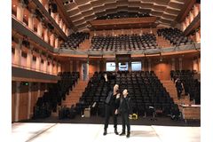 Jana Svobodová a Wen Hui při přípravě na scéně Theatre de la Ville v Paříži (listopad 2019). Foto: Jakub Hrab.