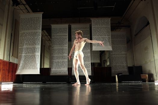 Festival 4+4 dny v pohybu = 9 dní kulturního adrenalinu: současný tanec, výstavy, performance, videoart, pouliční hry, filmy i speciální koncerty Festival 4+4 dny v pohybu = 9 dní kulturního adrenalinu: současný tanec, výstavy, performance, videoart, pouliční hry, filmy i speciální koncerty