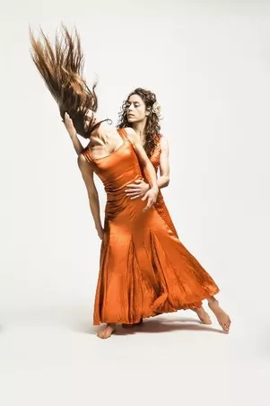 Hudebně-taneční představení Vypravěčka ve znamení flamenka a kathaku na scéně divadla Ponec