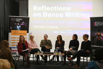 Debata Úvahy nad psaním o tanci (Lucie Hayashi, Anette Therese Pettersen, Hild Borchgrevink, Petra Dotlačilová, Emily May, Sanjoy Roy). Foto: Michal Hančovský.