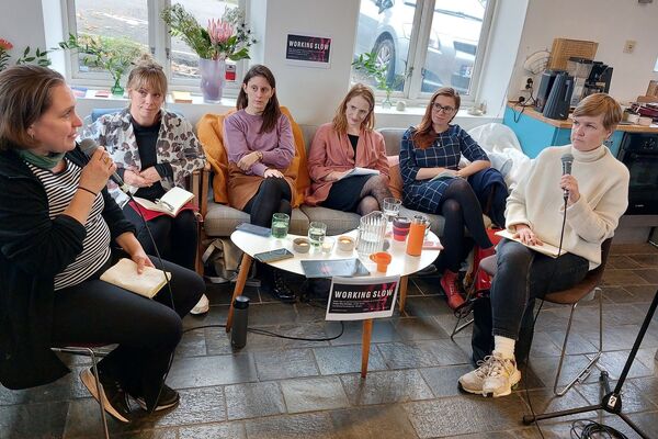 Diskuse Working slow: zleva Hild Borchgrevink, Lydia Wharf, Lena Megyeri, Lucie Hayashi, Petra Dotlačilová, Anette Therese Pettersen. Foto: Daniela Machová. Diskuse Working slow: zleva Hild Borchgrevink, Lydia Wharf, Lena Megyeri, Lucie Hayashi, Petra Dotlačilová, Anette Therese Pettersen. Foto: Daniela Machová.