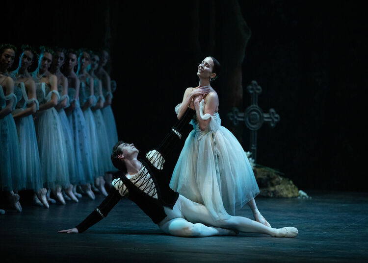 Katja Khaniukova jako Giselle a Aitor Arrieta jako Albrecht. Foto: Laurent Liotardo.