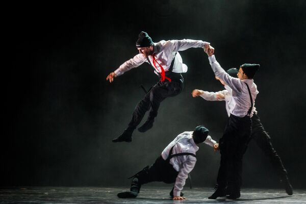 Mechanický pomeranč (Alessandro Giovine, Hiroto Yamaguchi, Paolo Terranova, František Vlček). Foto Petr Zikmund. Mechanický pomeranč (Alessandro Giovine, Hiroto Yamaguchi, Paolo Terranova, František Vlček). Foto Petr Zikmund.