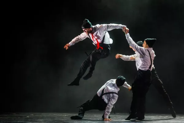 Mechanický pomeranč (Alessandro Giovine, Hiroto Yamaguchi, Paolo Terranova, František Vlček). Foto Petr Zikmund. Mechanický pomeranč (Alessandro Giovine, Hiroto Yamaguchi, Paolo Terranova, František Vlček). Foto Petr Zikmund.