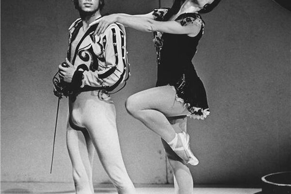 Don Juan - 13.05.1972 Jiří Němeček (Antonio) a Olga Skálová (Isabella). Foto Jaromír Svoboda, zdroj Archiv ND. Don Juan - 13.05.1972 Jiří Němeček (Antonio) a Olga Skálová (Isabella). Foto Jaromír Svoboda, zdroj Archiv ND.