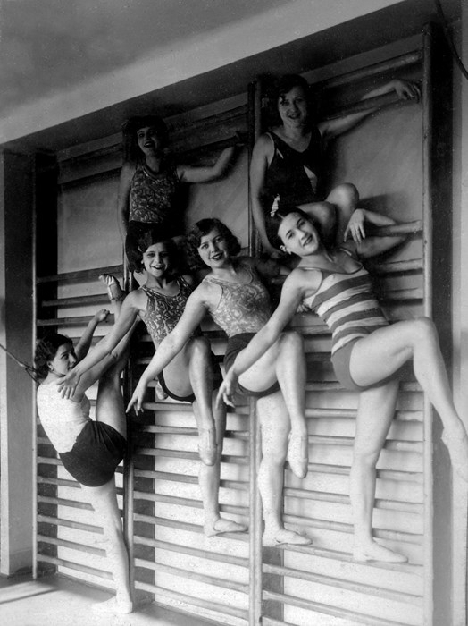 Jenčíkovy girls, Osvobozené divadlo, 30. léta 20. století.