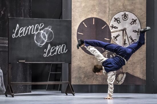 Rehearsal of Leonce &amp; Lena (Patrik Holeček). Photo: Martin Divíšek.