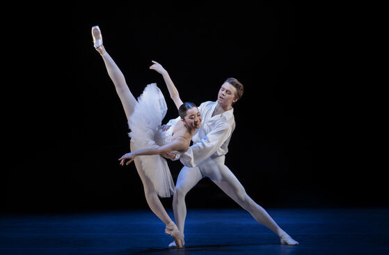 Dancing Forward, Suite en blanc (Haruka Sassa, Calum Lowden). Foto: Markus Gårder.