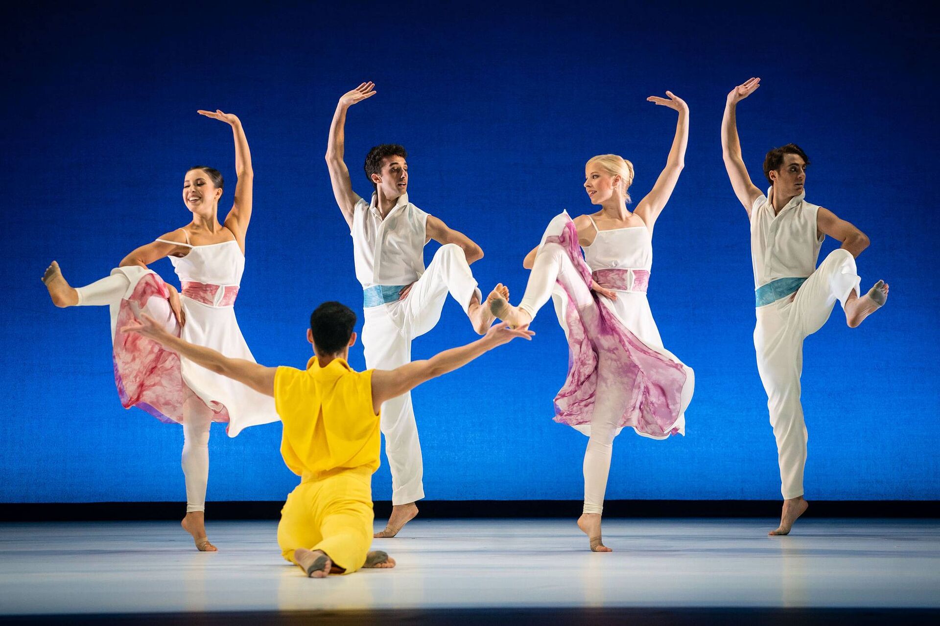 The Moon Wears A White Shirt Vienna s Classical Ballet Company the-moon-wears-a-white-shirt-vienna-s-classical-ballet-company