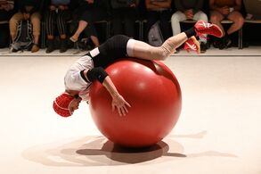 Absurd Hero - Roman Škadra. Foto Bernadette Fink.
