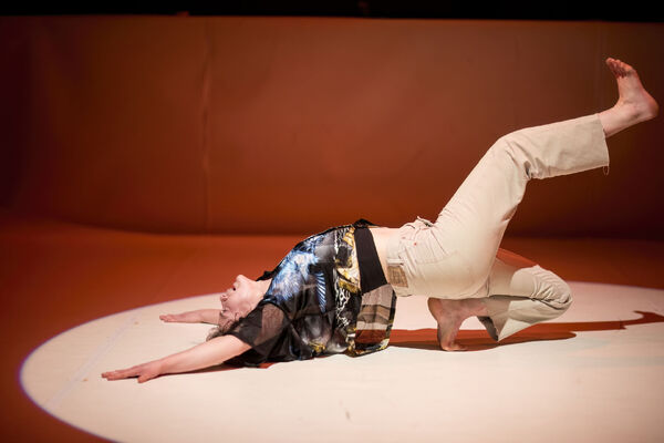 Temporary Collective (One Gesture). Foto Vojtěch Brtnický.