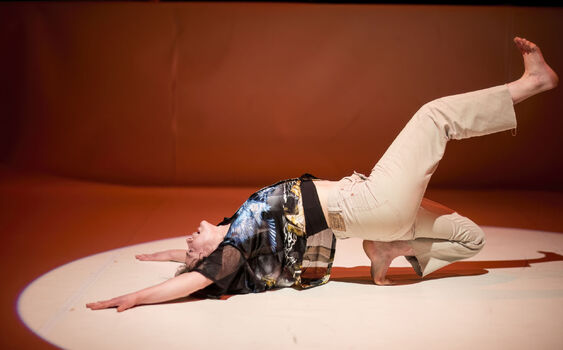 Rozhodni se, jestli se na tenhle tanec budeš dívat, ale my tě varovali. One Gesture o generaci sociálních sítí