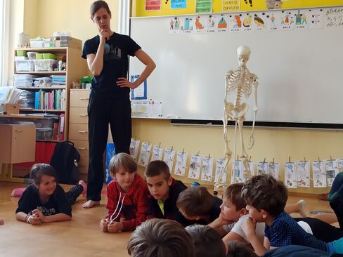 Marta Vodenková Trpišovská v ZŠ Velké Popovice. Foto: archiv SE.S.TA. 