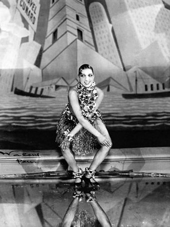 Joséphine Bakerová tančí Charleston (revue La Folie du jour) ve Folies-Bergère. Zdroj Wikimedia Commons.