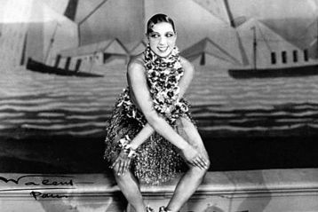 Joséphine Bakerová tančí Charleston (revue La Folie du jour) ve Folies-Bergère. Zdroj Wikimedia Commons.