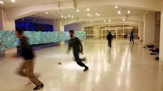 Taneční performance v prostoru výstavy El Hadji Sy