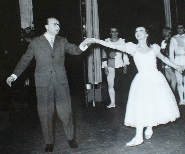 Josef Škoda a Jiřina Šlezingrová po inscenaci Popelky (1963). Fotografie se týká baletčina působení v Olomouci (1962-1977). Zdroj: osobní archiv.