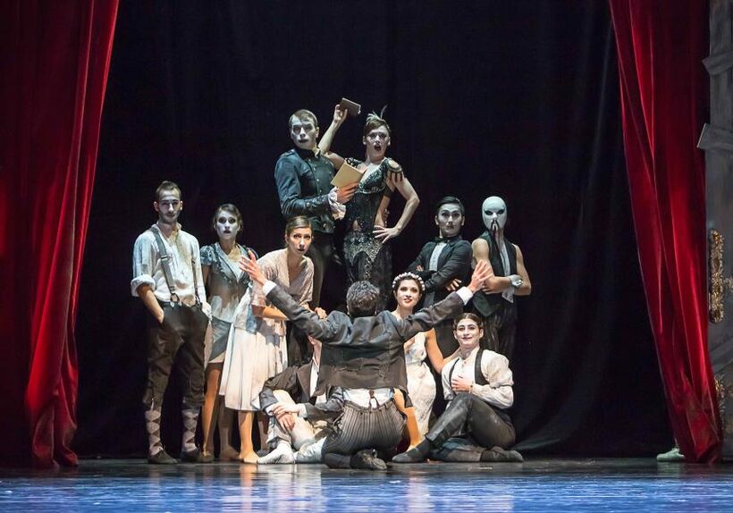 A on ji miluje... (Barbora Coufalová, Cristina Porres Mormeneo, Emma Pérez Sequeda, Marie Vilette, Graziano Bongiovanni, Zdeněk Mládek, Michael D´ Ambrosio, Carlos Roncero Montes, Sebastiano Mazzia). Foto: Michal Siroň.