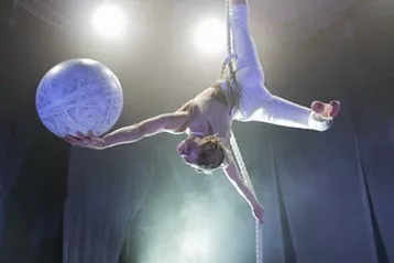 Na Letní Letnou přijíždí švédský soubor Cirkus Cirkör s představením, které spojuje pletení a nový cirkus