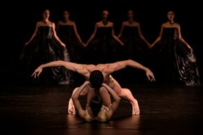 Petite mort Jiřího Kyliána (Balet NDM). Foto Serghei Gherciu.