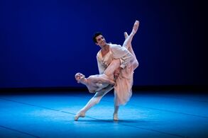 Marianela Nunez a Reece Clarke v Tchaikovsky Pas de deux. Foto: Arthur Abram.