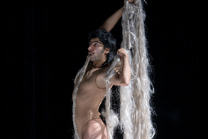 Natural Drama, choreografie a interpretace: Sorour Darabi.
Foto: Laurent Paillier