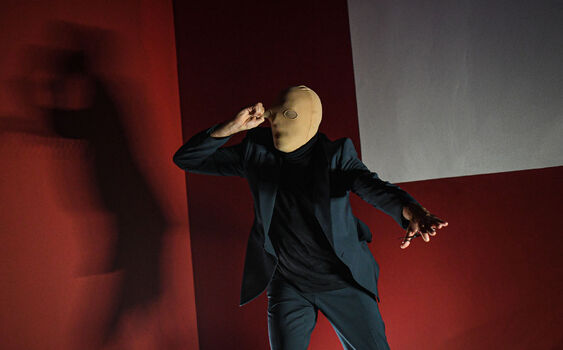 Farma v jeskyni naskočila na vlnu Davida Lynche. Rozproudila intenzivní komunikaci v labyrintu temnoty a tajemna