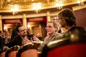Snímek ze zkoušky: Filip Barankiewicz, Jiří Kylián, Boris Paval Conen.
Foto: Martin Divíšek. 
