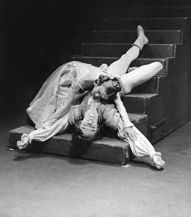 Romeo a Julie 1971, chor. M. Kůra. ND Praha (Anetta Volenská a Vlastimil Harapes). Foto: Jaromír Svoboda/ND Praha.