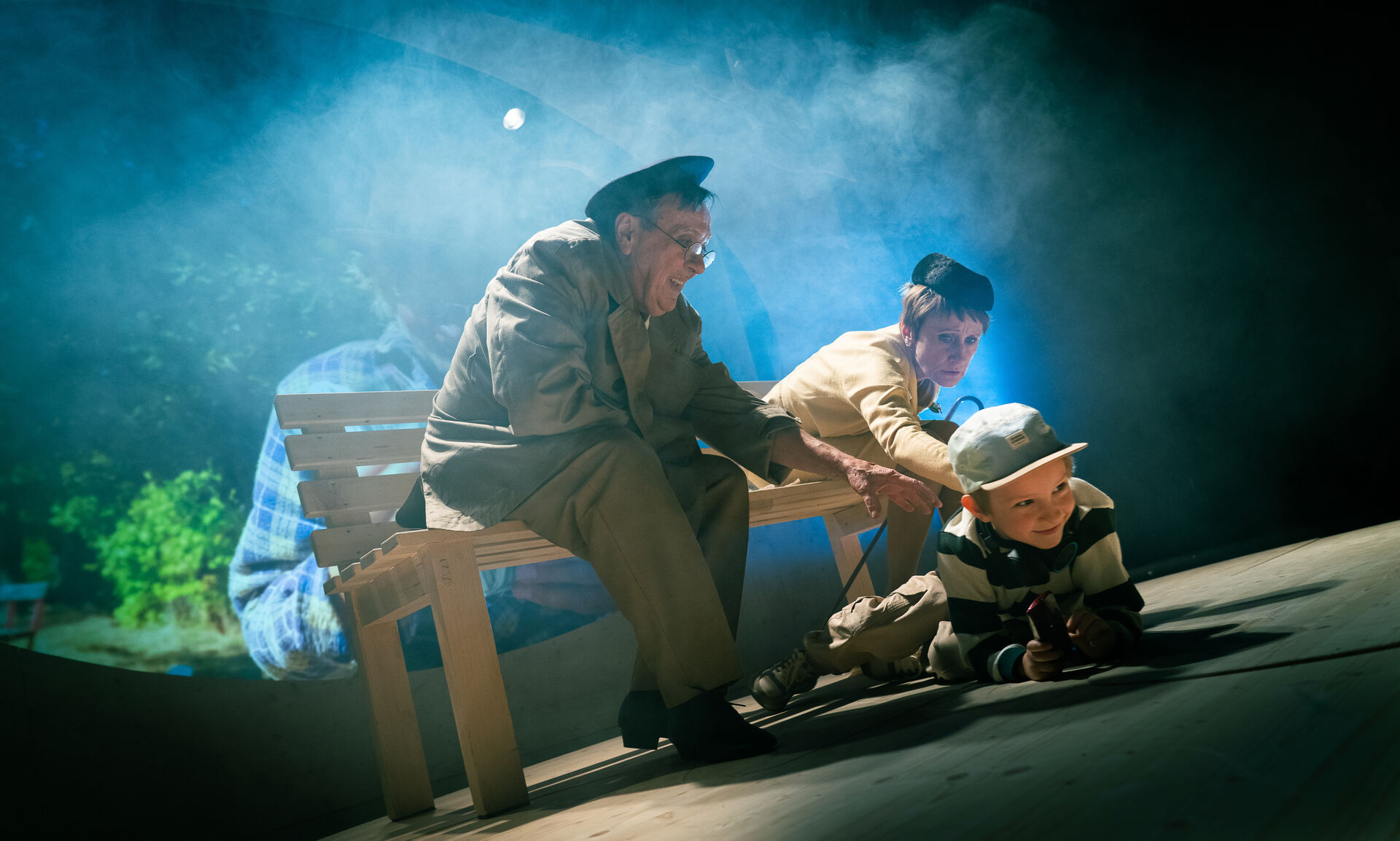 V parku. Zuzana Hrzalová, Josef Kotěšovský a Teo Jeřábek. Foto: Jan Malíř. 