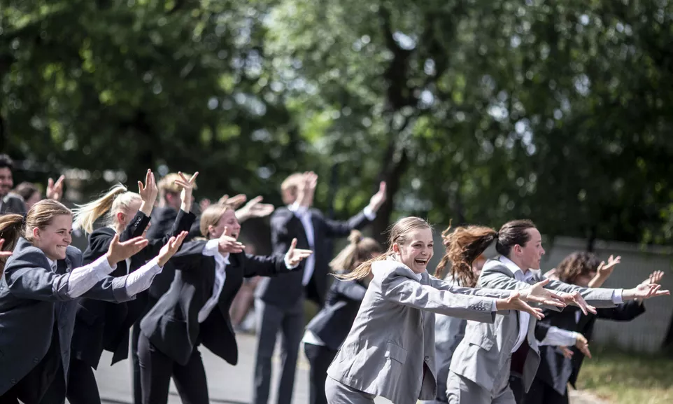 Choreografky Johana Pocková, Sabina Bočková a hudebník Lukáš Palán z kolektivu POCKETART přichází na festival Dni tanca / Dance days 2023 se svým projektem Jáma lvová UNLIMITED.