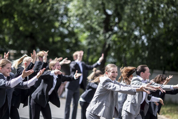 Choreografky Johana Pocková, Sabina Bočková a hudebník Lukáš Palán z kolektivu POCKETART přichází na festival Dni tanca / Dance days 2023 se svým projektem Jáma lvová UNLIMITED.