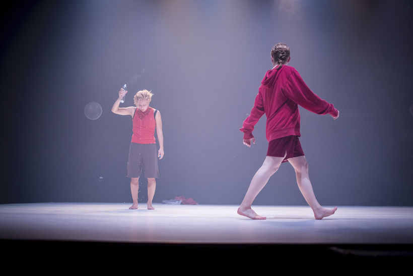 Emergency dances I. - Ententiky (Anna Benháková and Iveta Krmelová). Photo: Vojtěch Brtnický.