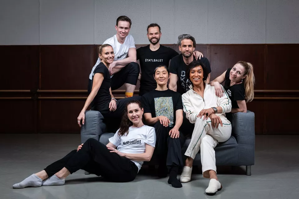 NdB 3 (tanečníci společně s choreografkou Megumi Nakamura). Foto Arthur Abram.