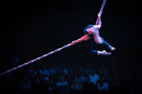 Akrobaté z berlínského Analogu nazkouší v Praze novou show Opening. Premiéra se odehraje v Azylu78. Foto Jarka Chalásová.