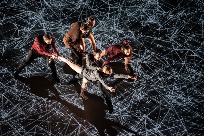 Tanečníci Laterny magiky v ukázce z inscenace Cube. Foto Serghei Gherciu.