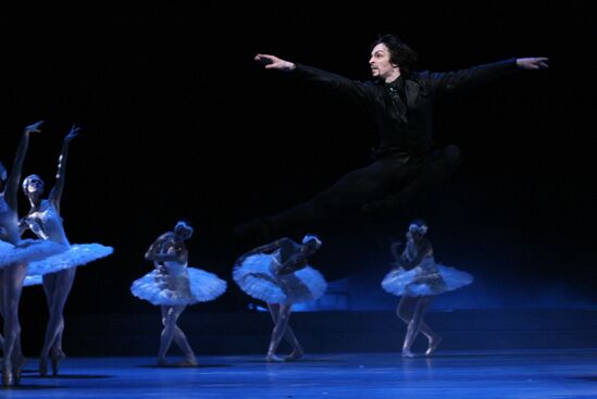 Labutí jezero. Alexandre Katsapov a soubor baletu ND. Foto: Hana Smejkalová.