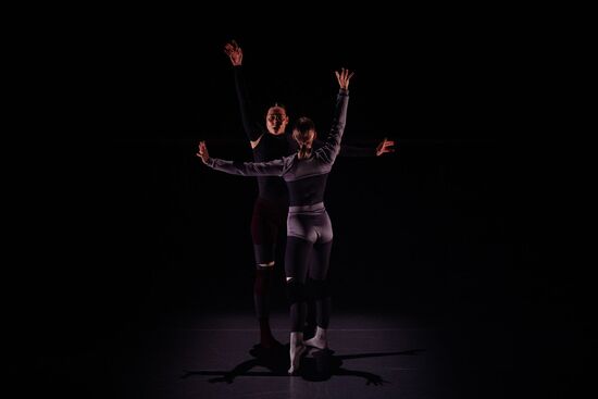 AND. Dekkadancers: Tereza Hloušková a Nela Štarková. Foto: Lukáš Bíba. 