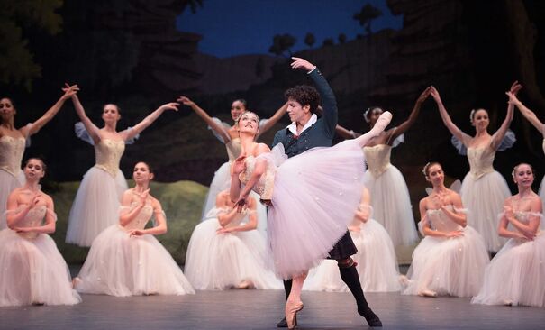 La Sylphide (Jurgita Dronina, Isaac Hernandez). Foto: Laurent Liotardo.