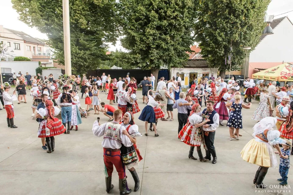 Slovácké hody Jundrov 2022. Volná zábava pod májí, 27. 8. 2022. Foto: Petr Omelka.