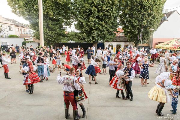 Slovácké hody Jundrov 2022. Volná zábava pod májí, 27. 8. 2022. Foto: Petr Omelka.