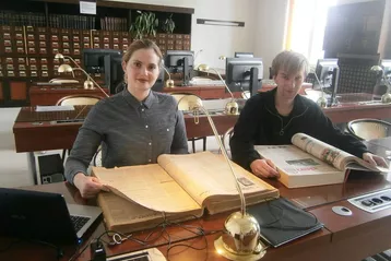 Karolína Feberová a Matěj Václavek (studenti z týmu ODA při bádání v Archivu města Ostravy).