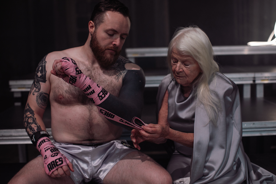 Fallen Olymp jako symptomatologie naší doby. Camp, drag a queer jazyk odhalují násilí, tlak na výkon i křehkost identity