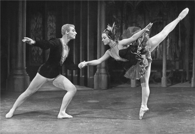 Labutí jezero, Miroslav Kůra (Princ), Jarmila Manšingrová (Odilie). Foto: Jaromír Svoboda, Archiv ND.