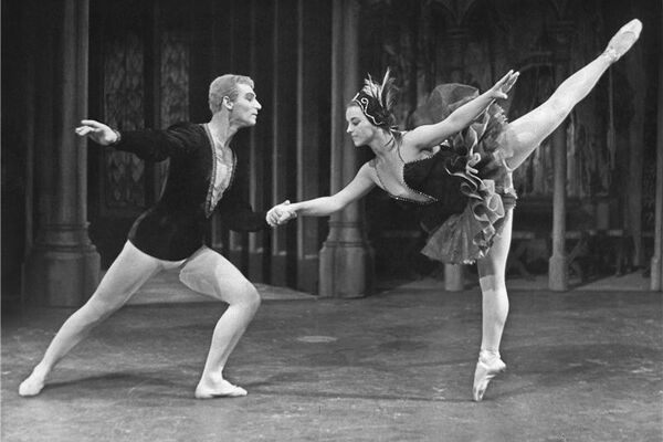 Labutí jezero, Miroslav Kůra (Princ), Jarmila Manšingrová (Odilie). Foto: Jaromír Svoboda, Archiv ND.
