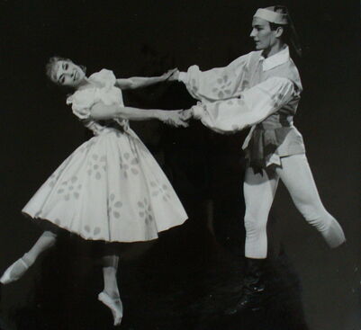 Jiřina Šlezingrová s Ludvíkem Kotzianem v inscenaci Coppélia (1965). Fotografie se týká baletčina působení v Olomouci (1962-1977). Zdroj: osobní archiv.
