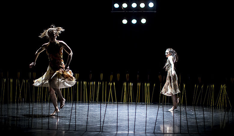 Constellation (Markéta Vacovská, Kristýna Šajtošová). Foto Vojtěch Brtnický.