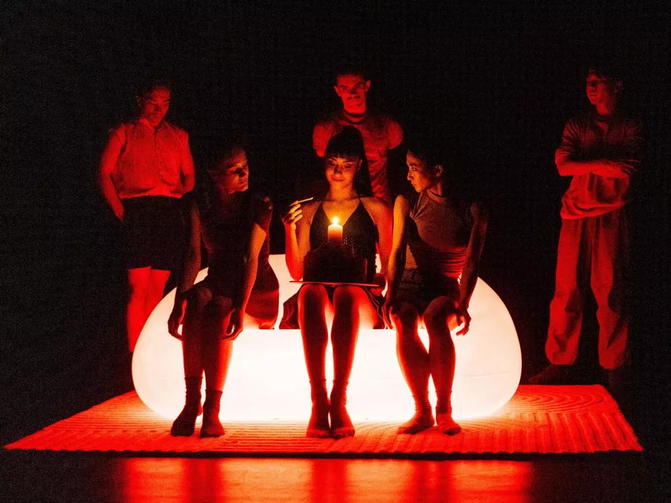 Next Place. Balet Jihočeského divadla: Valerio Testoni, Bára Müllerová, Luigia Saccardo, Paolo Terranova, Shino Kubešová, Chikara Araki. Foto: Petr Zikmund. 